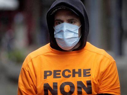 Un trabajador de empresa de Alu Ibérica en A Coruña (ex-Alcoa) con una camiseta reivindicativa. 