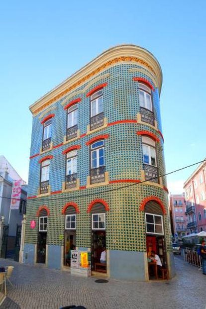 Un edificio revestido de azulejos en el barrio lisboeta de Arroios (Lisboa).