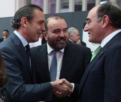 De izquierda a derecha, el consejero delegado de PRISA Noticias, Manuel Mirat, el consejero delegado de Prisa, José Luis Sanz, y el presidente y consejero delegado de Iberdrola, José Ignacio Sánchez Galán.