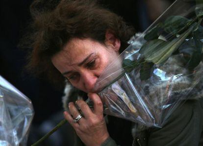Una dona deixa unes flors a La Belle Equipe, un dels restaurants atacats.