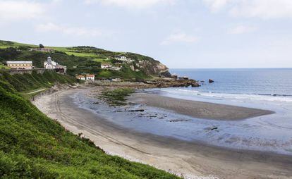 Vista de la playa asturiana de Arnao, en Castrillón.