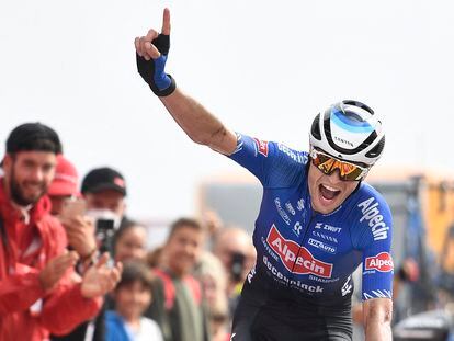 Jay Vine, del Alpecin, cruza victorioso la meta este sábado, su segundo triunfo de etapa en la Vuelta.