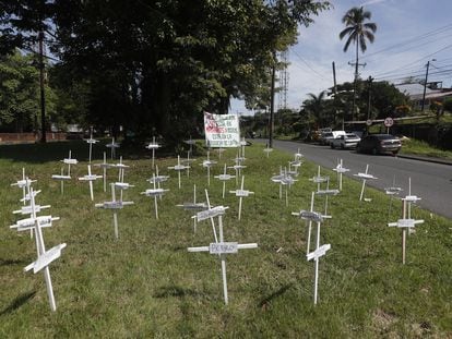 Cruces en una calle de Buenaventura durante la mesa de construcción de paz, el 18 de julio.