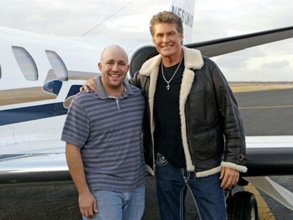 El actor David Hasselhoff (derecha) posa con el otro David Hasselhoff tras la grabación del capítulo inaugural de la serie 'Me llamo como tú'.