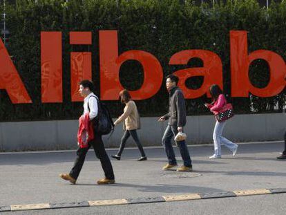 El logo de Alibaba Group en la sede de la compa&ntilde;&iacute;a en Hangzhou (China).