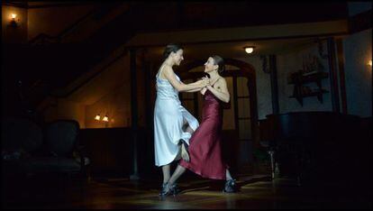 Miriam Iscla y Emma Vilarasau, en la aplaudida escena del tango en &#039;Barcelona&#039;.