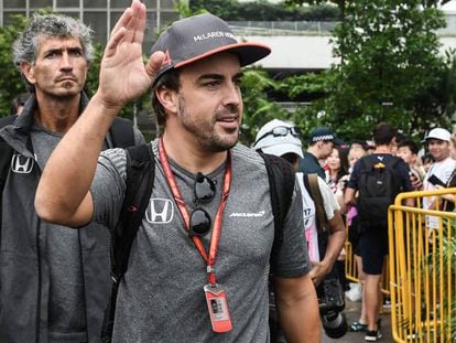 Alonso saluda a la afici&oacute;n en el circuito de Marina Bay, Singapur.