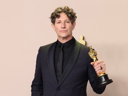 El director Jonathan Glazer, con el Oscar recibido por 'La zona de interés' como mejor película internacional, el 10 de marzo de 2024 en Los Ángeles, California.