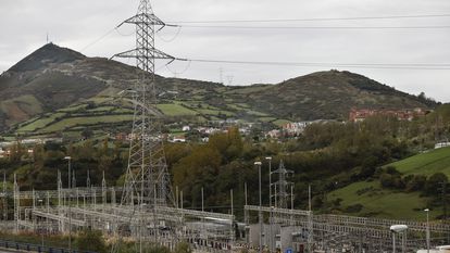 Vista de varias torres de alta tensión junto a la subestación eléctrica de Ortuella (Bizkaia).