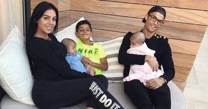 Georgina Rodríguez, embarazada, junto a Cristiano Ronaldo y sus tres hijos.