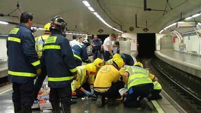 Médicos del Samur atienden en octubre de 2005 a Miriam Alonso tras ser arrollada por el metro.