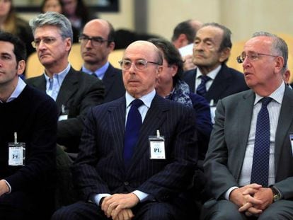 Fotografía de archivo del 02/12/2019, del antiguo presidente del grupo Pescanova Manuel Fernández de Sousa-Faro (d), sentado en el banquillo de la Audiencia Nacional en San Fernando de Henares (Madrid) junto a los máximos responsables de la empresa entre 2009 y 2013