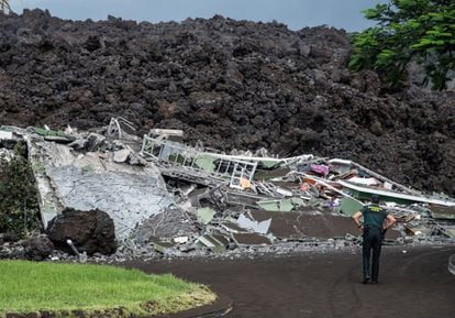 La colada de lava generada por el volcán que entró en erupción el domingo en La Palma ha irrumpido este miércoles en el pueblo de Todoque, en el municipio de Los Llanos de Aridane, derribando todo a su paso.