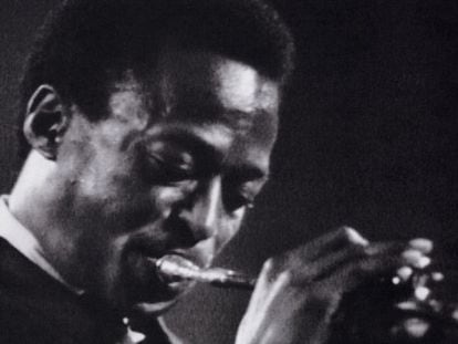 El trompetista y compositor de Illinois Miles Davis.