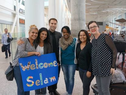 Selam Andemichael con sus patrocinadores en el aeropuerto de Toronto.