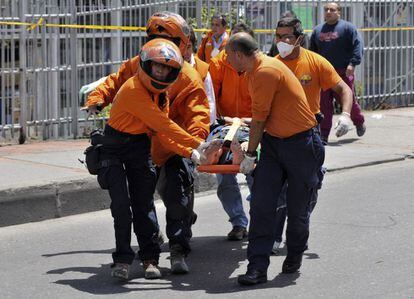 Rescatistas transportan a uno de los heridos del atentado en Bogotá.