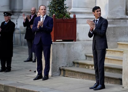Dominic Raab y Rishi Sunak aplauden el personal sanitario durante la pandemia, el 16 de abril de 2020, a la entrada del Departamento de Externalidades en Londres. 
