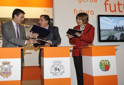 De izquierda a derecha, Lazcoz, Agirre y Urgell, ayer en la firma del acuerdo para ampliar el Buesa Arena.