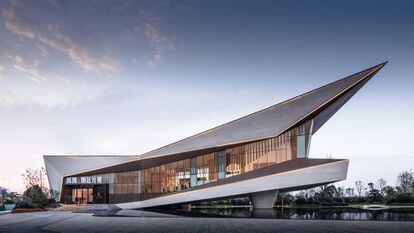 El centro cultural Langtin Yuanzhu Experience Hall, de Challenge Design (2018), es un edificio flotante, cuya estructura en forma de rombo va en contra del patrón tradicional y provoca uun imponente impacto visual.