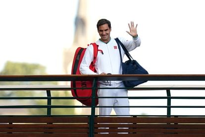 Federer saluda a los aficionados desde un balcón de Wimbledon.