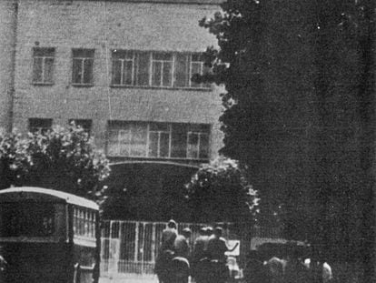 Uns policies a cavall a la porta de la fàbrica de Seat el tràgic 18 d’octubre de 1971. 