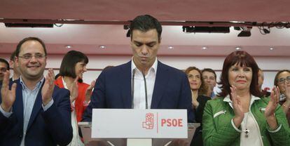 Rueda de prensa de Pedro Sánchez, candidato del PSOE en las elecciones legislativas del 20-D de 2015, tras conocerse los resultados electorales, flanqueado por César Luena y Micaela Navarro.