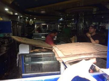 Interior de la panadería donde han muerto electrocutadas ocho personas durante un saqueo