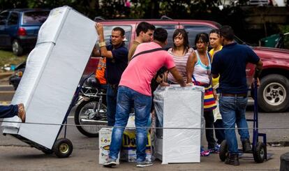 Un grupo de personas compra electrodomésticos en Caracas.
