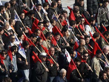 Manifestantes del sindicato PAME durante la marcha en Atenas.