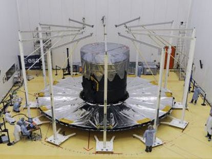 &Uacute;ltimo ensayo de despliegue del gran parasol del telescopio Gaia, en la base espacial de Kourou, en Guyana francesa, antes del lanzamiento. 