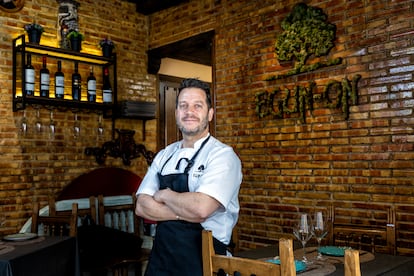 Edu Collado, cocinero del mesón Egun On, en Barajas, Madrid.