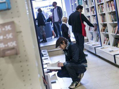 Clientes de una libreria mirando libros.