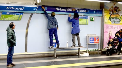 Varios activistas cambian el nombre de la estación de Tribunal, en una imagen de las redes sociales de Redretro.