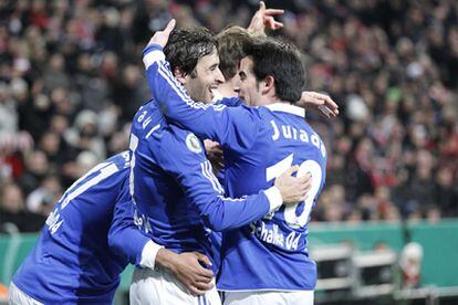 Raúl celebra con Jurado su gol al Bayern.