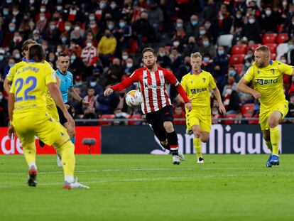 Iker Muniain intenta controlar el balón rodeado de defensores del Cádiz