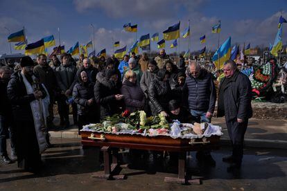 Entierro de la sanitaria militar Yana Rykhlitska en el cementerio de Vinnitsia este martes.