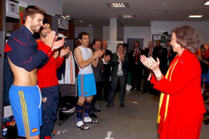 Doña Sofía felicita a los jugadores de la selección española, tras la victoria ante Alemania en la semifinal del Mundial de Sudáfrica 2010.