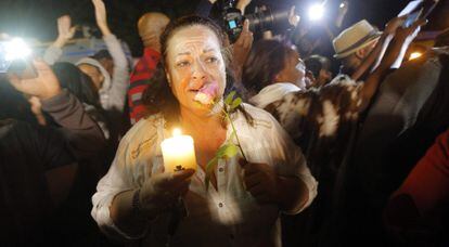 Un grupo de personas canta a las afueras de las casa de Mandela.