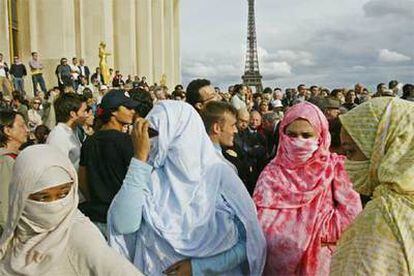 Mujeres musulmanas en una manifestación en París contra la prohibición del velo islámico en las escuelas.