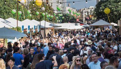 Visitants de la Fira de Mercats a la plaça de la Catedral el 2018.