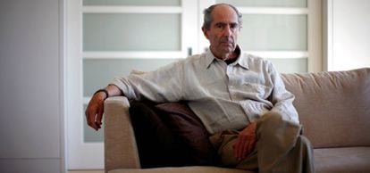FILE PHOTO - Author Philip Roth poses in New York September 15, 2010. REUTERS/Eric Thayer/File Photo