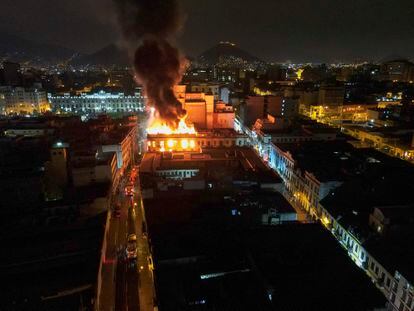 Un edificio en llamas al centro de Lima, durante las manifestaciones contra el gobierno de la presidenta Dina Boluarte, este jueves.