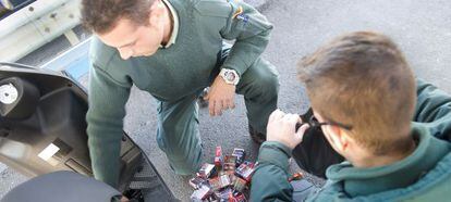 Dos guardias civiles intervienen cajetillas de tabaco en un control de La Línea (Cádiz).