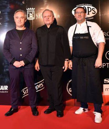 El chef Joël Robuchon, entre los cocineros Ferrán Adrià (izquierda) y Dani Garcia (derecha) en un tributo que se le realizó al cocinero francés en abril de 2016 en Marbella, Málaga.