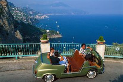 Paseo en coche vintage por Campania, en la costa de Amalfi (Italia).