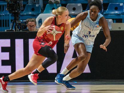 Sika Koné (d) defiende a Petra Holesinska (i) durante las semifinales de Copa de la Reina de baloncesto entre Perfumerías Avenida y Casademont Zaragoza.