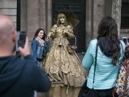 Turistes amb les estàtues, aquest dimecres.