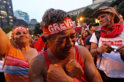 Manifestaci&oacute;n de bomberos y polic&iacute;as de R&iacute;o de Janeiro, que han decidido ponerse en huelga.