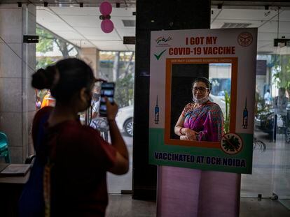 Una mujer posa después de recibir una vacuna contra la covid-19 en un hospital público en Noida, un suburbio de Nueva Delhi, India.