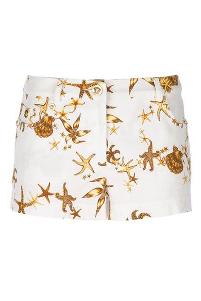 Versace estampa sus shorts con la joyas del mar (329 euros).